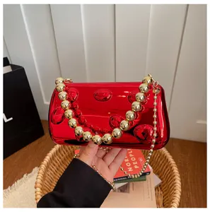 Glänzende rote Acryl Abendtasche mit dicker goldener Perlenkette für Damen elegante Tasche