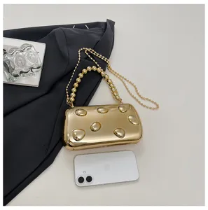 Goldene Metallic-Abendtasche mit Perlenhenkel und Kette, stilvolle Clutch für Damen.