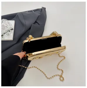 Elegante goldene Abendtasche mit zarter Perlenkette für Damen, schicke Party Umhängetasche.