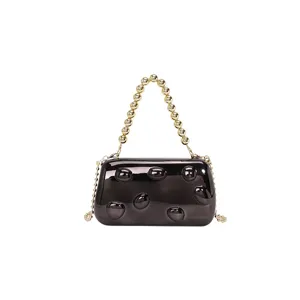 Elegante Acryl Abendtasche mit goldenem Perlenhenkel und Umhängekette für modebewusste Damen.