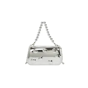 Silberne metallische Umhängetasche Abendtasche mit Perlenkettenriemen und Blasen-Design.