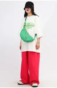 Green woven crossbody dumpling bag for daily fashion wear, trendy shoulder bag style.