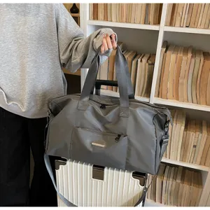 Grote grijze reistas met schouderriem, ideal voor sport, fitness, yoga en weekendreizen.