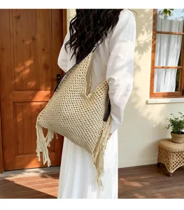 Détail de sac cabas crocheté à la main montrant une texture ajourée et des franges.