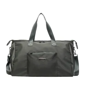 Detail grote donkergroene reistas, sport fitness tas met schouderband, duurzaam nylon materiaal.