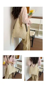 Vue détaillée du sac cabas tressé fait main avec franges chics pour des vacances à la plage.