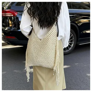 Vue détaillée du sac cabas d'épaule en crochet beige fait main avec de jolies franges.
