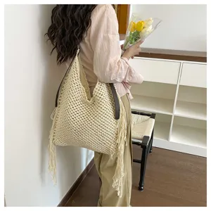 Sac à épaule crocheté fait main pour femme avec franges et lanières marron pour vacances plage.