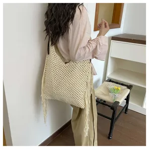 Sac cabas en crochet tissé ajouré fait main, vue de détail élégante pour plage et loisirs.