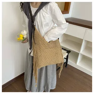 Vue détaillée du sac porté épaule beige en crochet à franges, style bohème chic idéal.