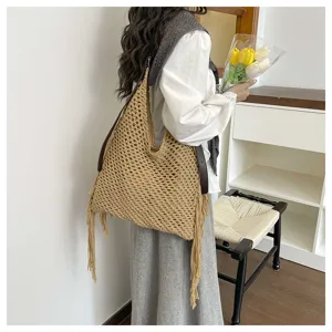 Sac cabas ajouré tissé à la main pour femmes, sac bandoulière de plage élégant avec franges.