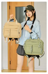Sac à dos femme en nylon décontracté avec multi-poches pour les trajets quotidiens.