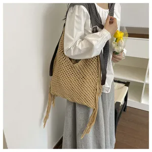 Vue détaillée du sac cabas creux en paille tissée à la main avec franges pour vacances