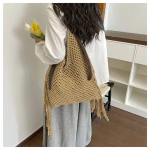 Vue détaillée d'un sac cabas tissé fait main avec franges et lanière en cuir