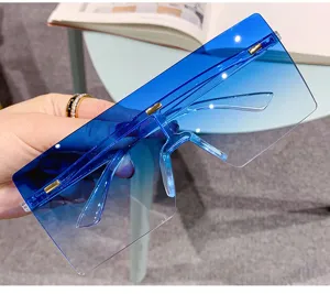 Primo piano di eleganti occhiali da sole quadrati oversize sfumati con borchie metalliche.