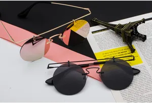 Lunettes de soleil rondes vintage sans monture avec verres dégradés et double pont.