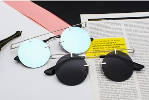 Lunettes de soleil rondes rétro avec monture en métal et verres stylés, détail au quotidien.