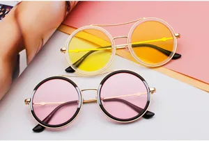 Gafas de sol redondas de metal vintage con lentes transparentes. Estilo coreano retro.