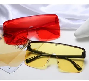 Lunettes de soleil oversize écran plat, élégantes lunettes monobloc sans monture tendance.