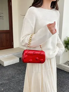 Elegante rote glänzende Acryl-Abendtasche für Damen mit goldenem Perlen-Griff und Kette.