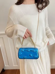 Blaue Acryl Abendtasche für Damen, stylische Umhängetasche mit Goldperlenkettengriff.