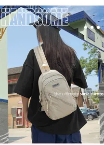 Sac de poitrine décontracté en nylon, parfait pour le streetwear et les voyages.