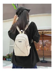 Vue détaillée du sac à dos décontracté en nylon avec plusieurs poches et bretelles.