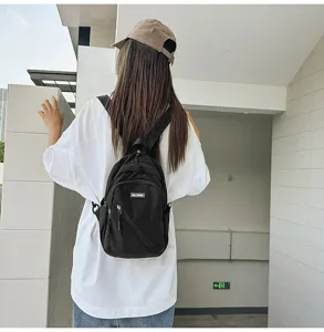 Vue détaillée du sac à dos decontracté en nylon multifonctionnel élégant avec fermeture.
