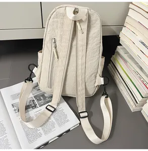 Détail dos sac bandoulière nylon beige, sac poitrine neutre et élégant avec fermetures éclair.