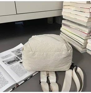 Vue détaillée du sac à dos en nylon unisexe beige, montrant la texture et les sangles solides.