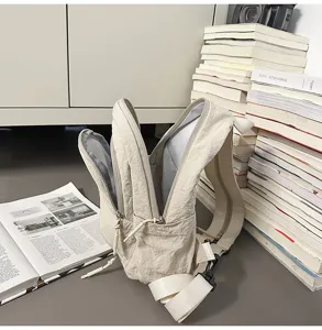 Détail de sac à dos casual en nylon avec compartiments zippés et texture douce pour l'usage.