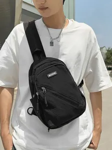 Sac bandoulière de poitrine multifonctionnel en nylon noir pour homme sportif casual.