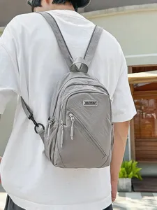Sac a dos de loisirs en nylon gris, sac de jour multifonctionnel pour voyage et quotidien.