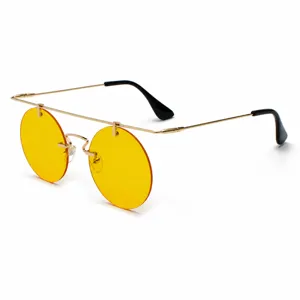 Lunettes de soleil rondes rétro à monture dorée fine et verres jaunes, unisexe et légères.