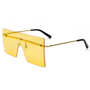 Gafas de sol de escudo oversize con lentes degradadas amarillas y patillas de metal.
