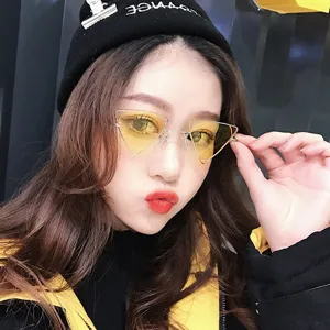 Stylische Steampunk Dreieck Sonnenbrille für Damen, modische Metallfassung mit gelben Gläsern.