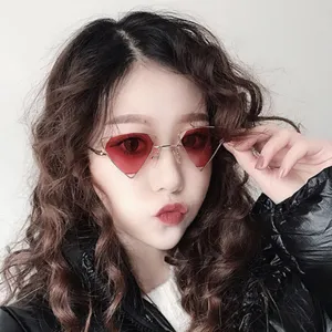 Steampunk dreieckige Metallsonnenbrille mit auffallend roten Gläsern für Streetwear Stil.