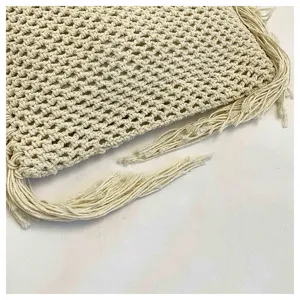 Sac cabas bandoulière crocheté tissé à la main beige avec détails de franges pour plage d'été.