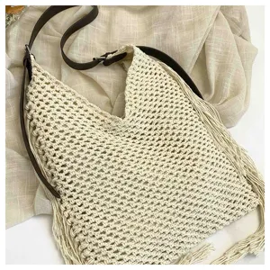 Vue détaillée du sac cabas évidé tissé à la main avec de superbes franges et bandoulière.