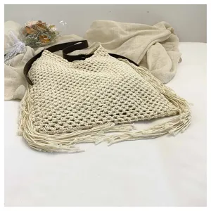 Sac cabas crocheté beige à franges, sac bandoulière tissé décontracté pour plage et quotidien.