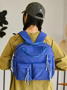 Sac à dos mini en nylon décontracté pour femme, élégant sac bleu avec poches et jolis pompons.