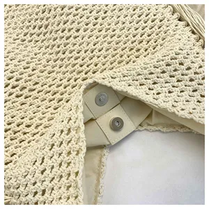 Sac cabas ajouré tissé à la main beige vue détaillée, idéal pour des vacances à la plage.