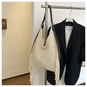 Sac cabas ajouré tissé beige avec des franges élégantes, sac bandoulière idéal pour les vacances.