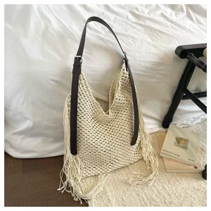 Détail de sac cabas tissé fait main, vue rapprochée de sac bandoulière à franges beige