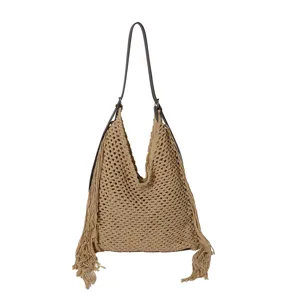 Vue détaillée du sac à bandoulière tissé et ajouré fait main, grand fourre-tout de plage.