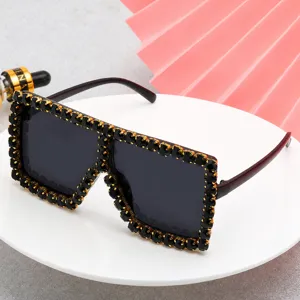 Occhiali da sole squadrati oversize con strass neri, montatura grande ed elegante stile