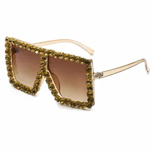 Occhiali da sole quadrati oversize con strass brillanti e lenti sfumate moda