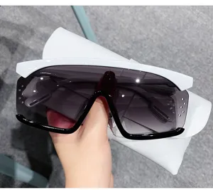 Grosse einteilige Schild-Sonnenbrille fuer Damen und Herren, trendige Verlaufsglas mit weissem Brauenb.