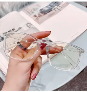 Vue détaillée d'une monture de lunettes transparente au design carré et aux branches fines.