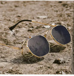 Lunettes de soleil steampunk a double clip pour homme et femme, detail design metal.